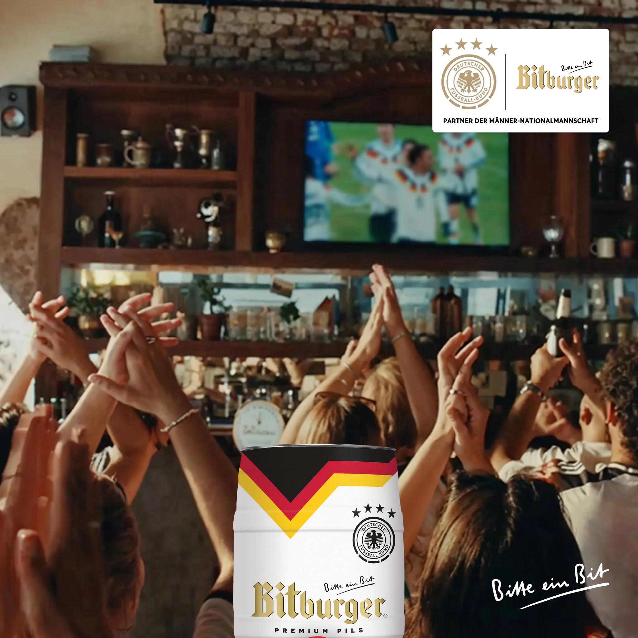 Illustration mit einer jubelnden Menge in einer Kneipe im Hintergrund und einer Bitburger Fassdose im Vordergrund.