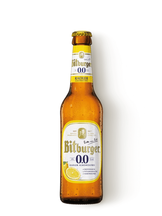 Eine Bierflasche mit Bitburger 0,0% Radler alkoholfrei in der 0,33 l-Flasche. Der Hintergrund ist transparent.