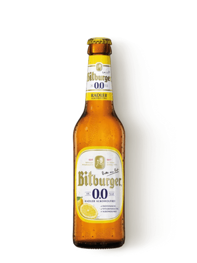 Eine Bierflasche mit Bitburger 0,0% Radler alkoholfrei in der 0,33 l-Flasche. Der Hintergrund ist transparent.