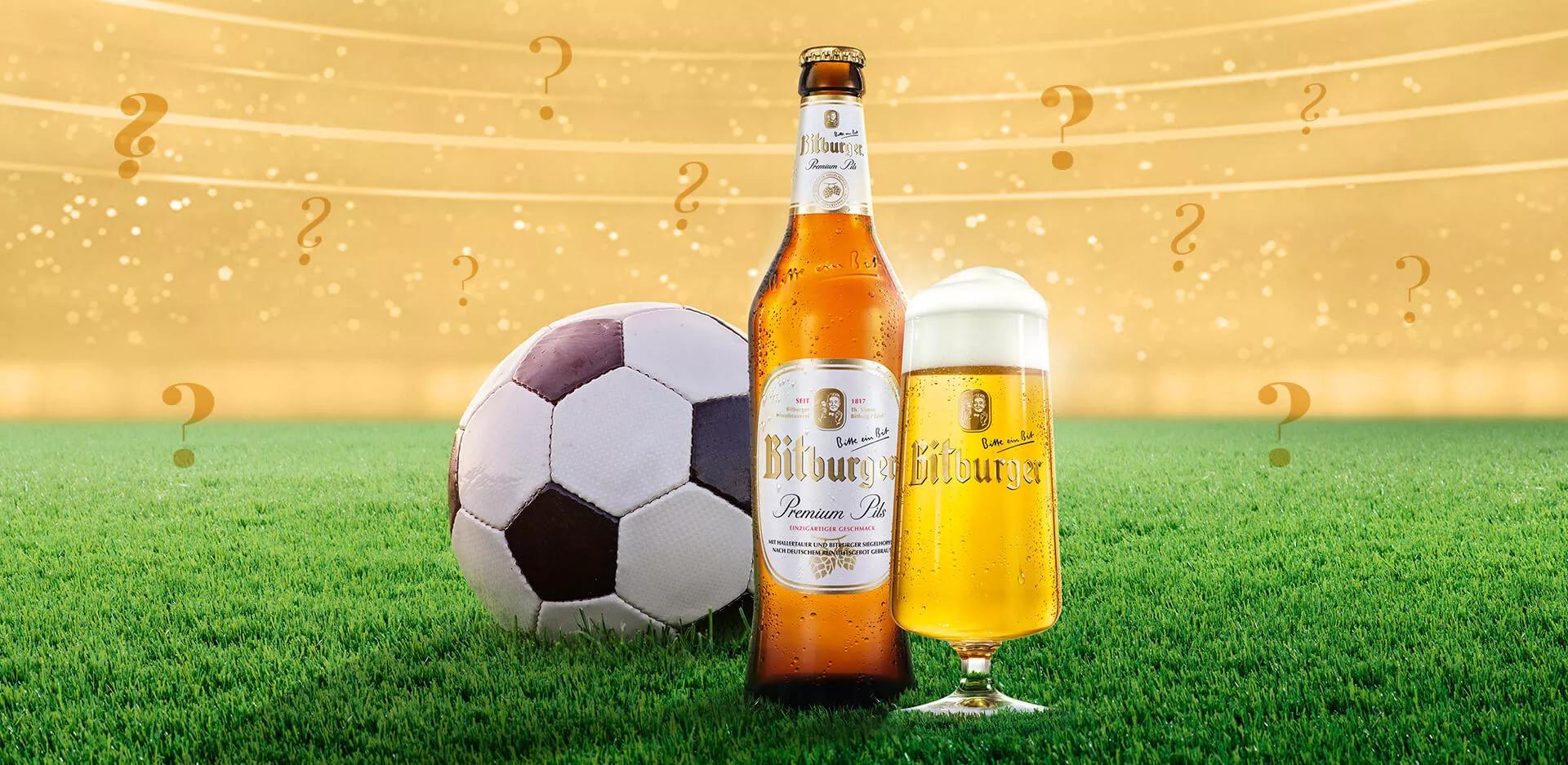 Quiz Teaser mit Fußball, Bitburger Premium Pils Bierflasche und Bitburger Bierglas auf Rasen mit goldenem Himmel und Fragezeichen