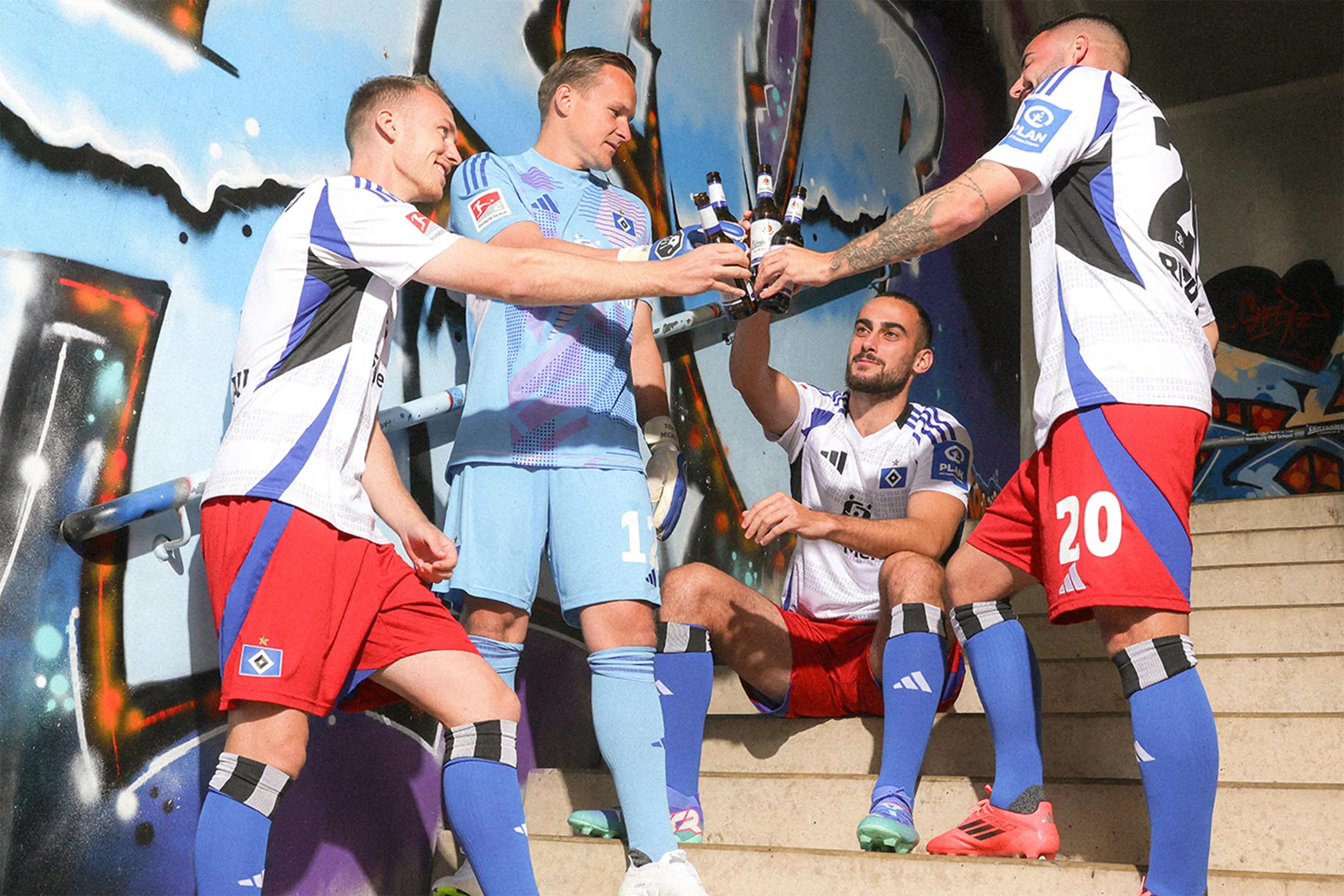 Sponsoring Partner für den Hamburger SV: Spieler stehen auf einer Treppe und stoßen mit König Pilsener an