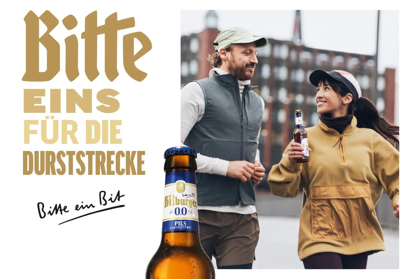 Bitburger Kampagnenmotiv - "Bitte eins für die Durststrecke" - Zwei Läufer_innen laufen nebeneinander und eine Person hält eine Flasche Bitburger Alkoholfrei in der Hand.