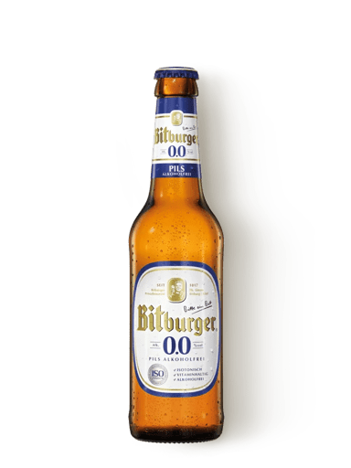 Eine Bierflasche mit Bitburger 0,0% Pils alkoholfrei in der 0,33 l-Flasche. Der Hintergrund ist transparent.