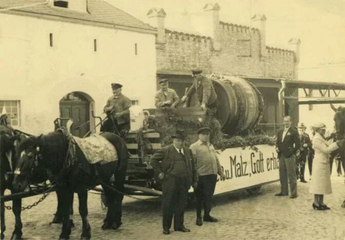 Ein Foto von einer historischen Kutsche aus dem Jahr 1877.