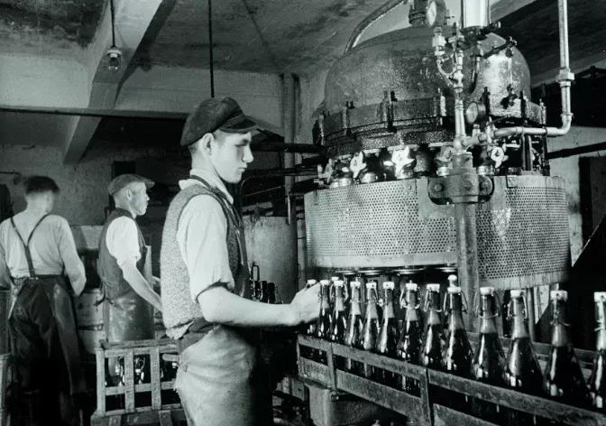 Ein Foto einer Bierabfüllanlage aus dem Jahr 1938.