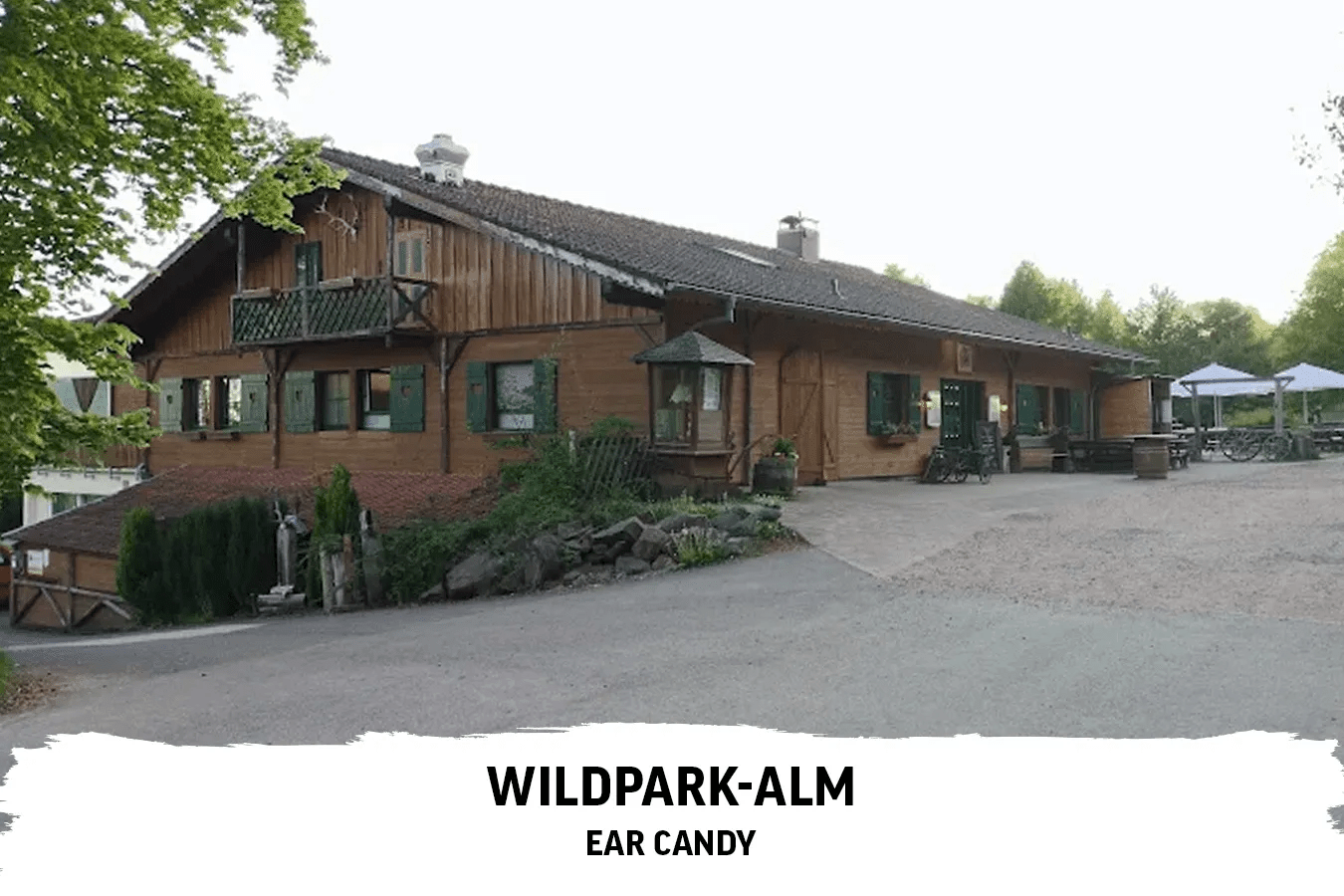 Illustration mit einem Bild einer Gaststätte mit Holzdielen außen und Text darunter: Wildpark-Alm - Ear Candy.