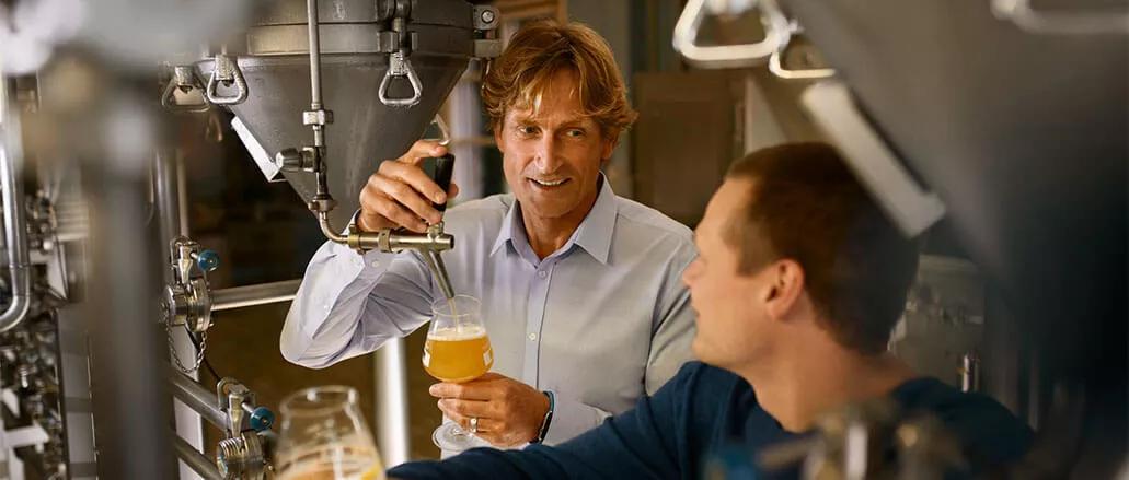 zwei Personen verkosten Bier in der Brauerei