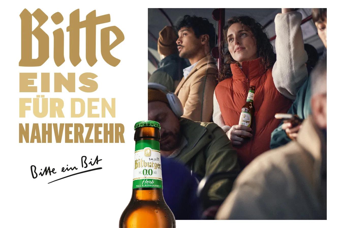 Bitburger Kampagnenmotiv - "Bitte eins für den Nahverzehr" - Frau fährt in der Bahn und hält eine Flasche alkoholfreies Bitburger in der Hand.