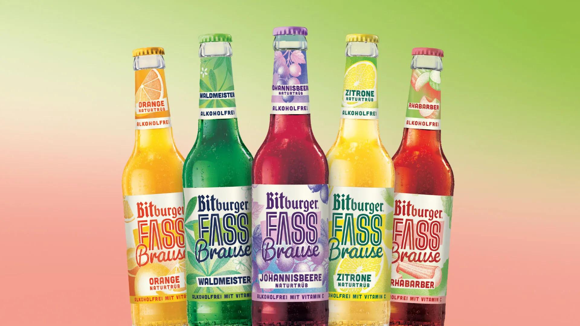 Illustration mit 5 Flaschen Fassbrause mit bunten Etiketten vor einem grün-rotem Hintergrund.