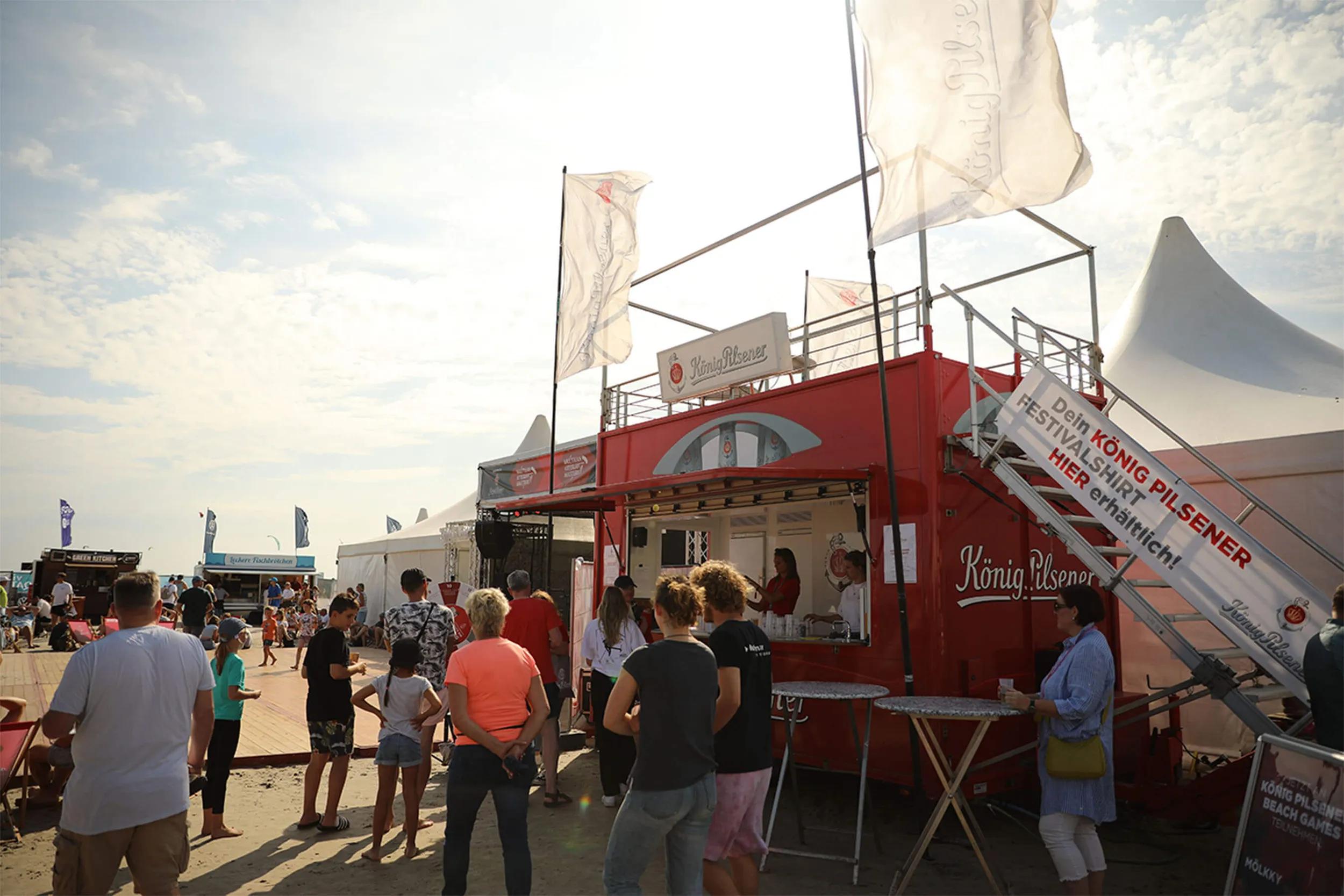Festivalstand von König Pilsener mit Besuchern.