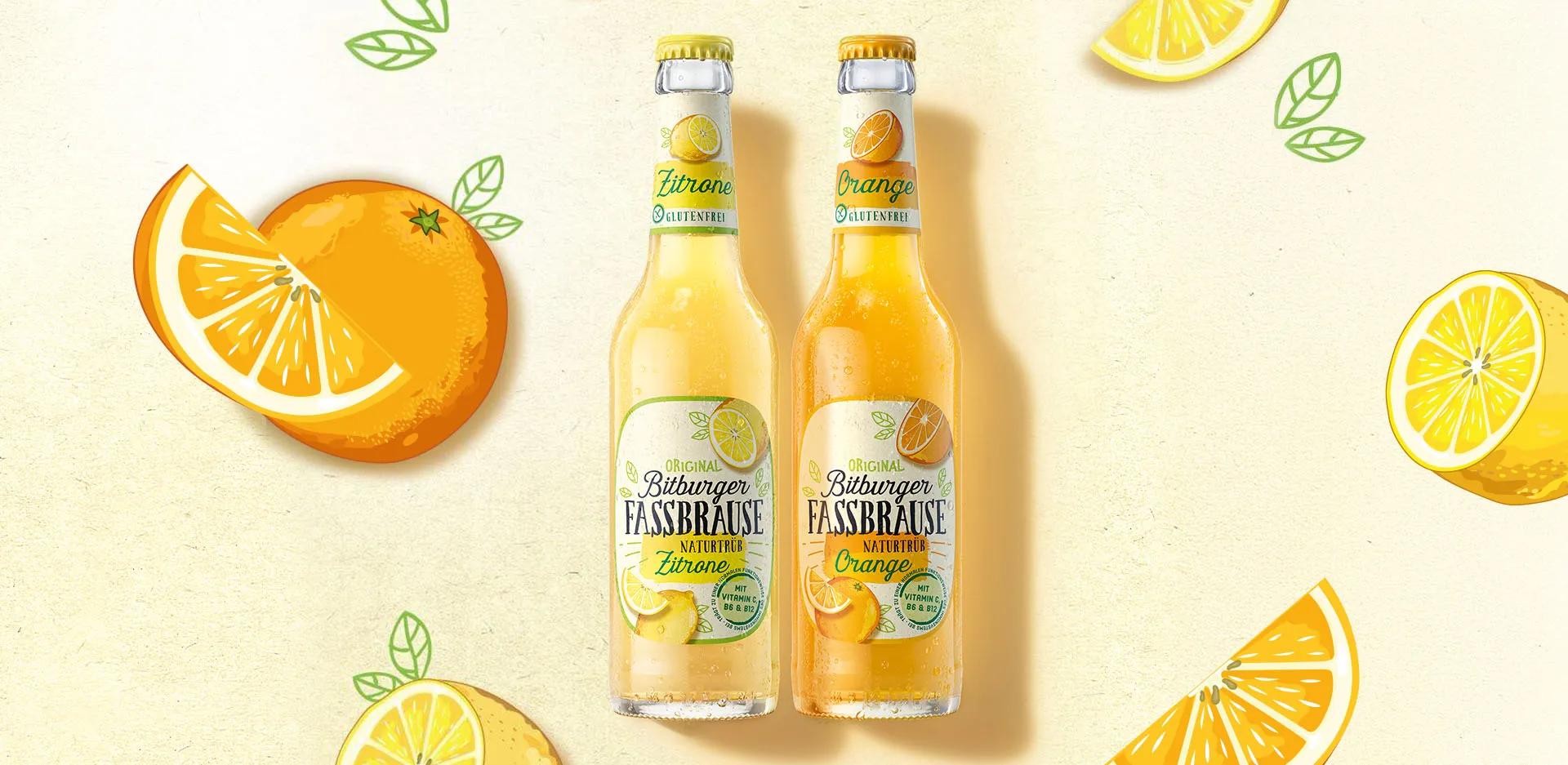 Zwei Flaschen Bitburger Fassbrause Naturtrüb in den Sorten Zitrone und Orange, umgeben von fruchtigen Illustrationen auf hellem Hintergrund.