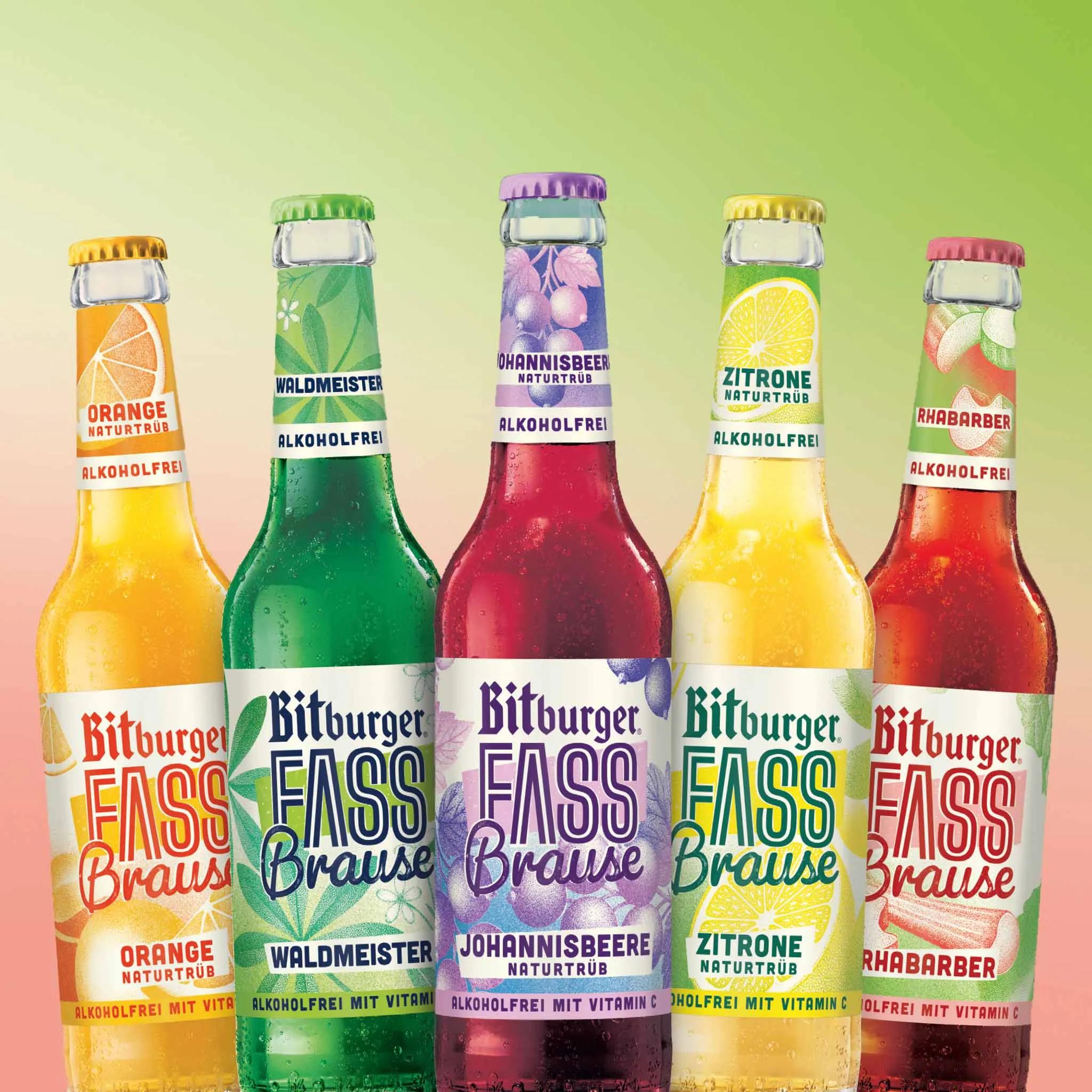 Illustration mit 5 Fassbrausen mit farbenfrohen Etiketten vor einem grün-rotem Hintergrund.