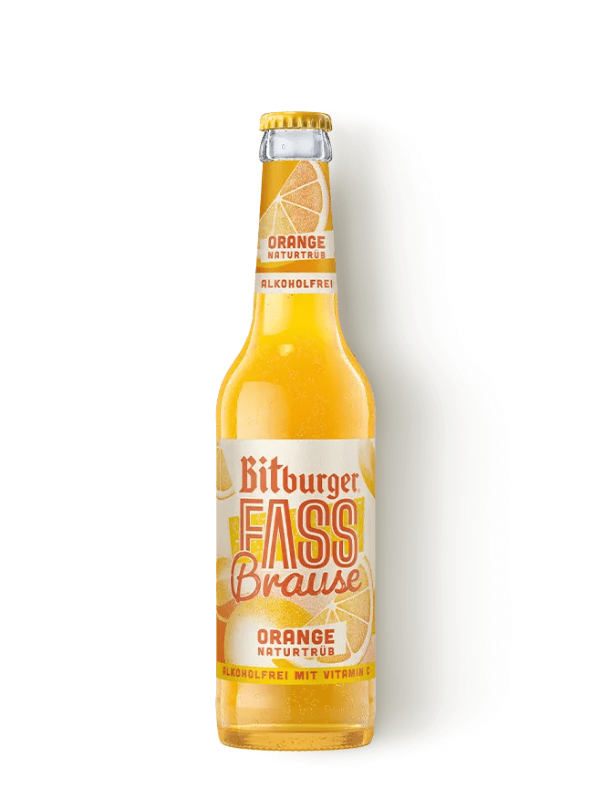 Glasflasche mit orangenem Getränk und Aufschrift Bitburger Fassbrause Orange NATURTRÜB