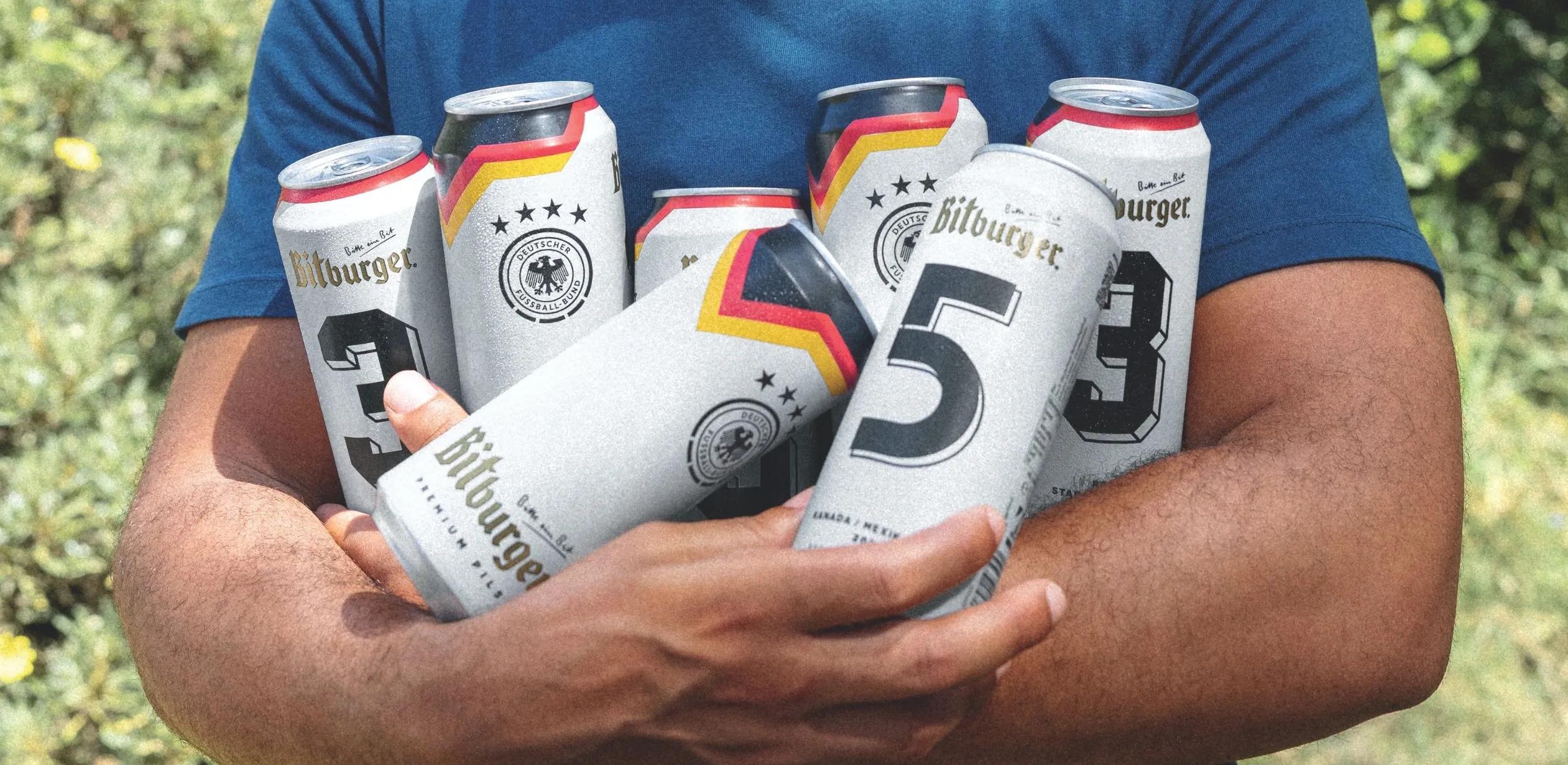 Ein Bild, auf dem Bitburger 0,5l Dosen in verschiedenen DFB-Designs zu sehen sind.
