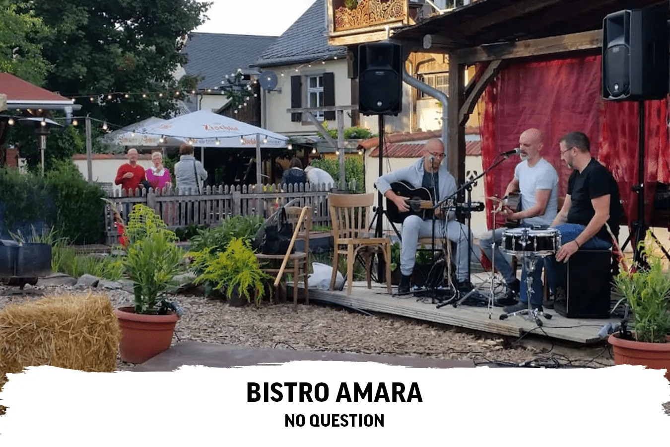 Illustration mit einem Bild eines Biergartens mit einer Band die auf einer Bühne spielt und Text darunter: Bistro Amara - No Questions.