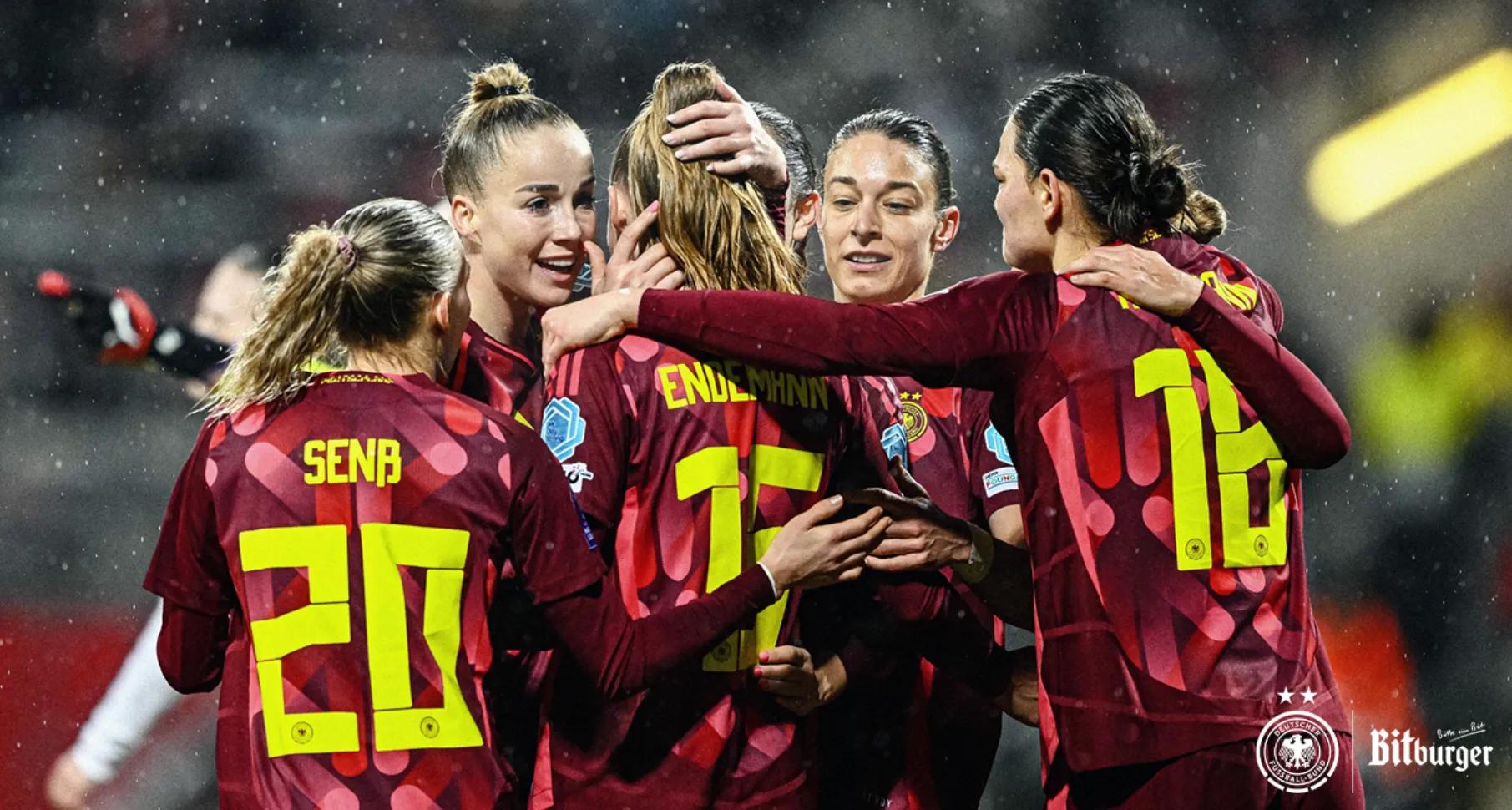 Spielerinnen der DFB-Frauen jubeln nach einem Tor und umarmen sich auf dem Spielfeld.