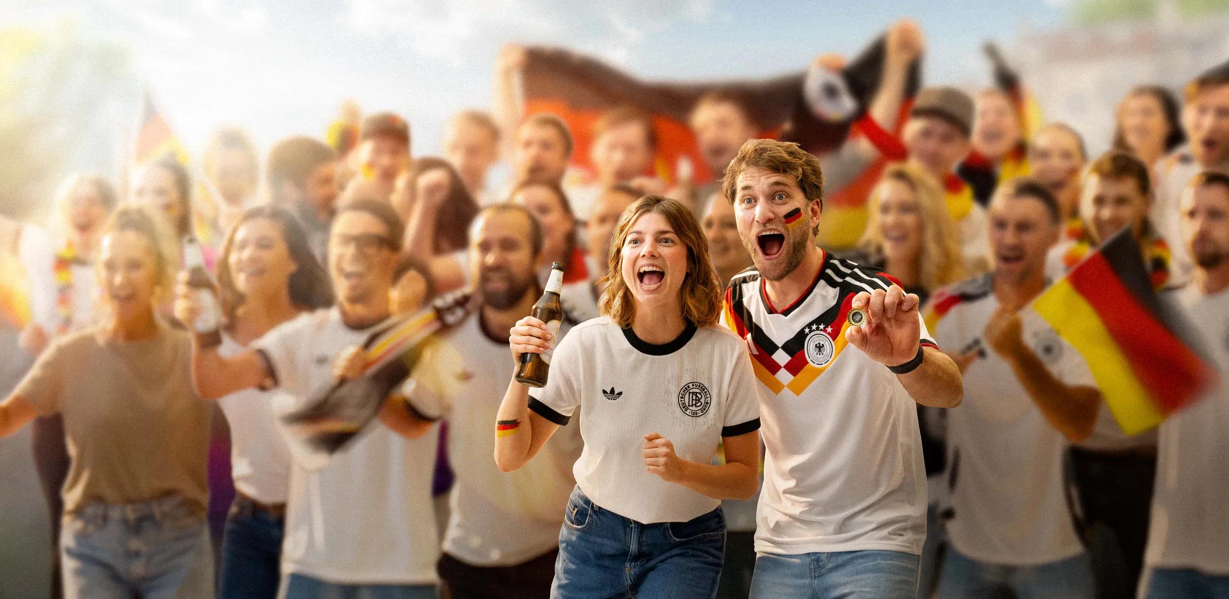 Eine Menge an Fußball-Fans mit Deutschland-Flaggen jubelt.