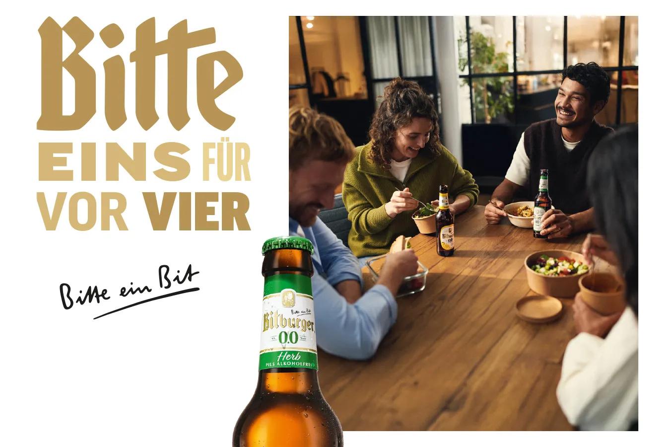 Bitburger Kampagnenmotiv - "Bitte eins für vier" - Gruppe sitzt in der Mittagspause am Esstisch mit je einer Flasche alkoholfreiem Bitburger.