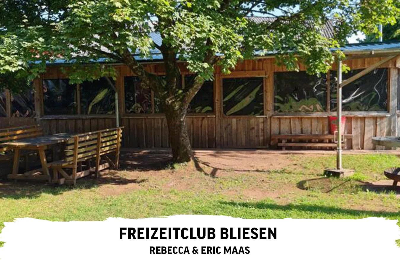 Illustration mit einem Bild von einem Biergarten mit Holzbänken und Text darunter: Freizeitclub Bliesen - Rebecca & Eric Maas.