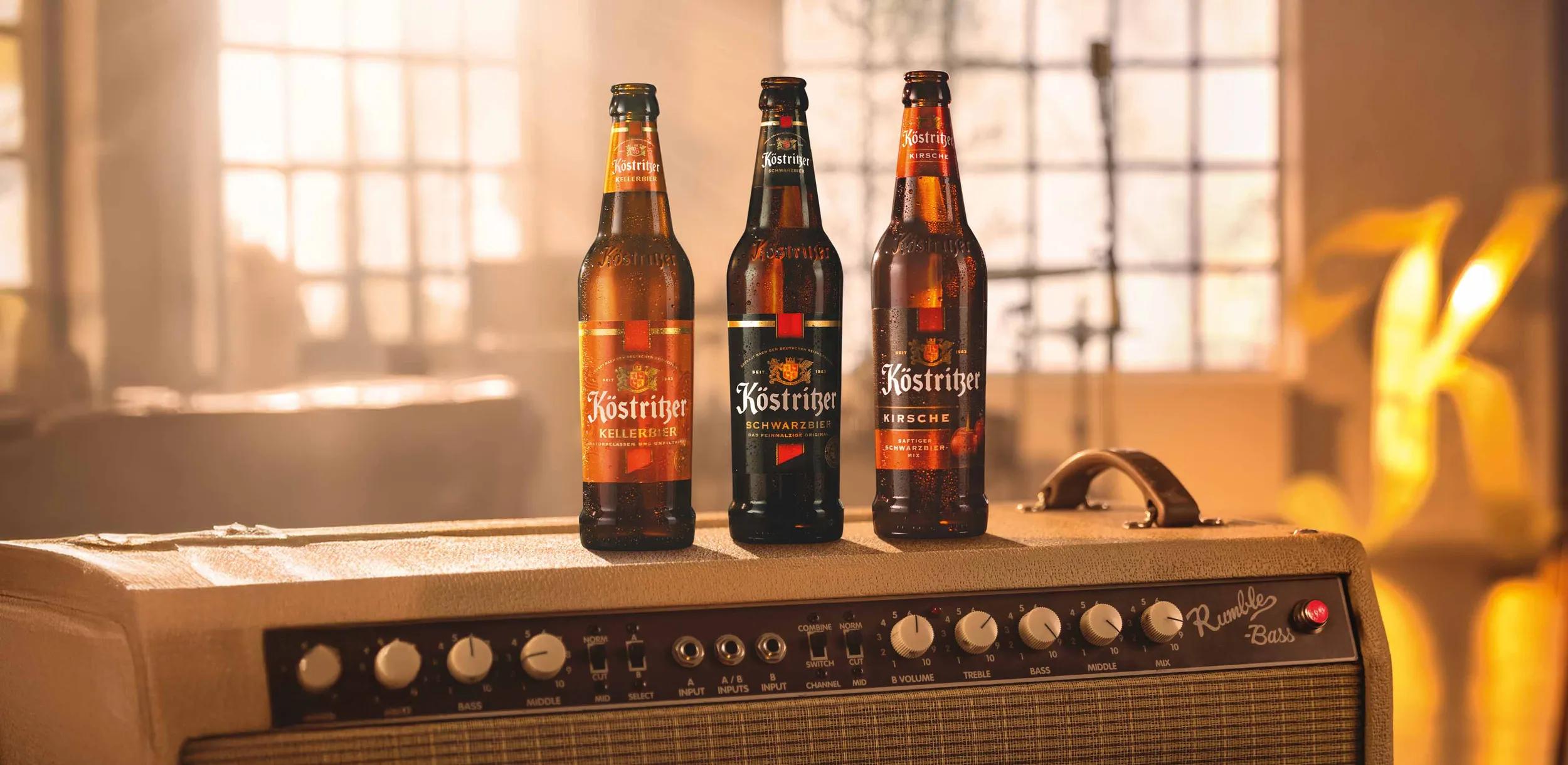 Drei Köstritzer Biersorten – Kellerbier, Schwarzbier und Kirsche – auf einem Gitarrenverstärker.
