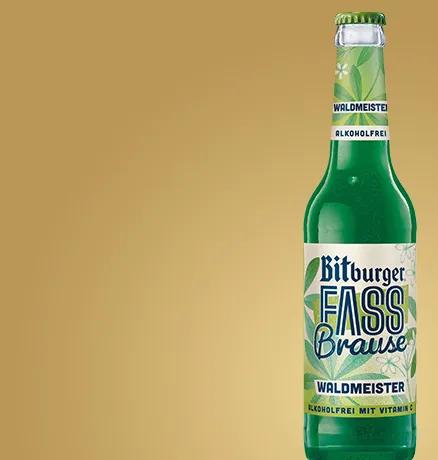Flasche mit grünem Etikett und Aufschrift: Fassbrause Waldmeister.