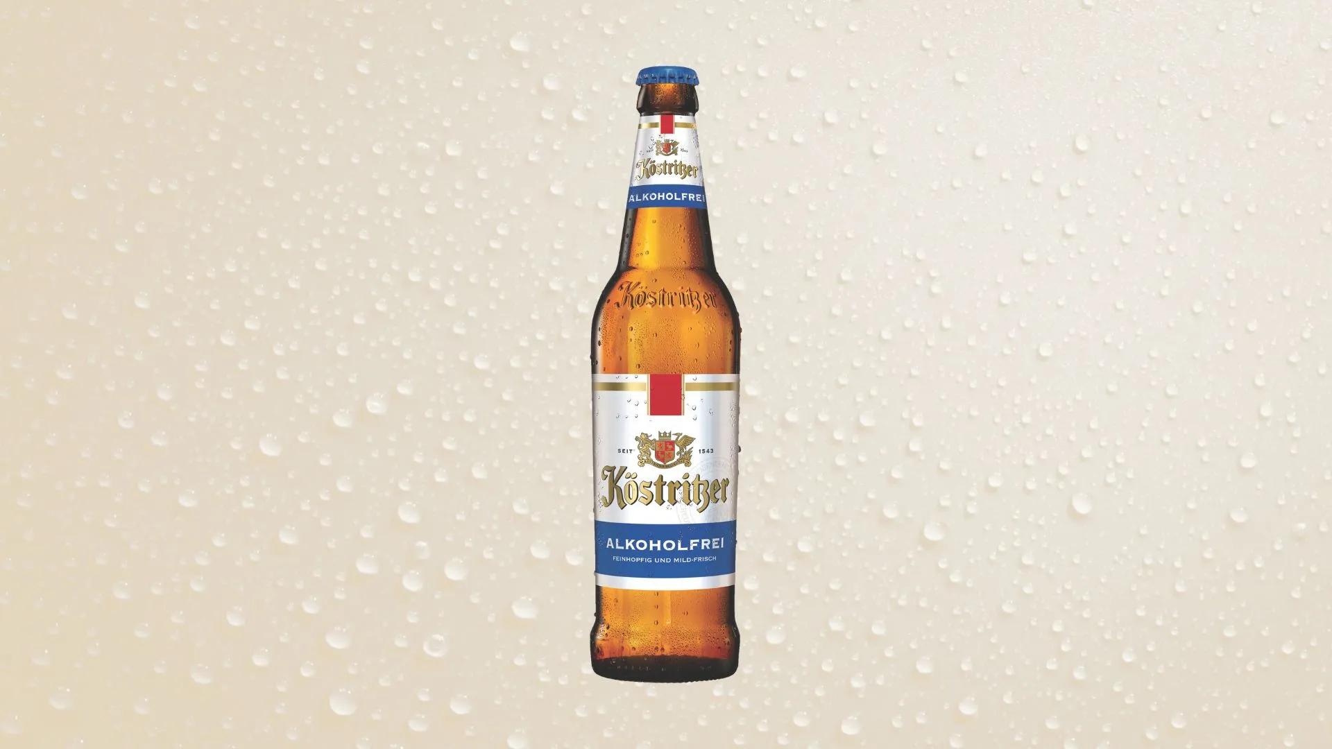 Flasche Koestritzer Alkoholfrei im Mittelpunkt, im Hintergrund sind Wasserperlen.