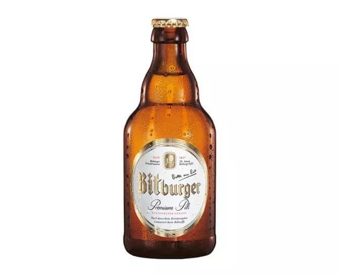 Ein Foto einer Bitburger Bierflasche mit dem neuen Etikett aus dem Jahre 2015.