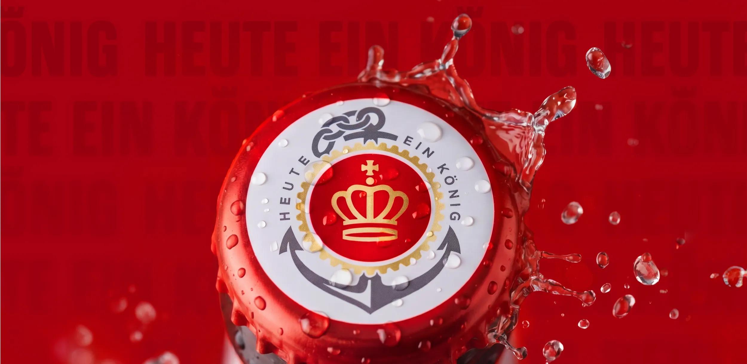 Illustration mit einem Kronkorken von König Pilsener mit einer Krone vor rotem Hintergrund.