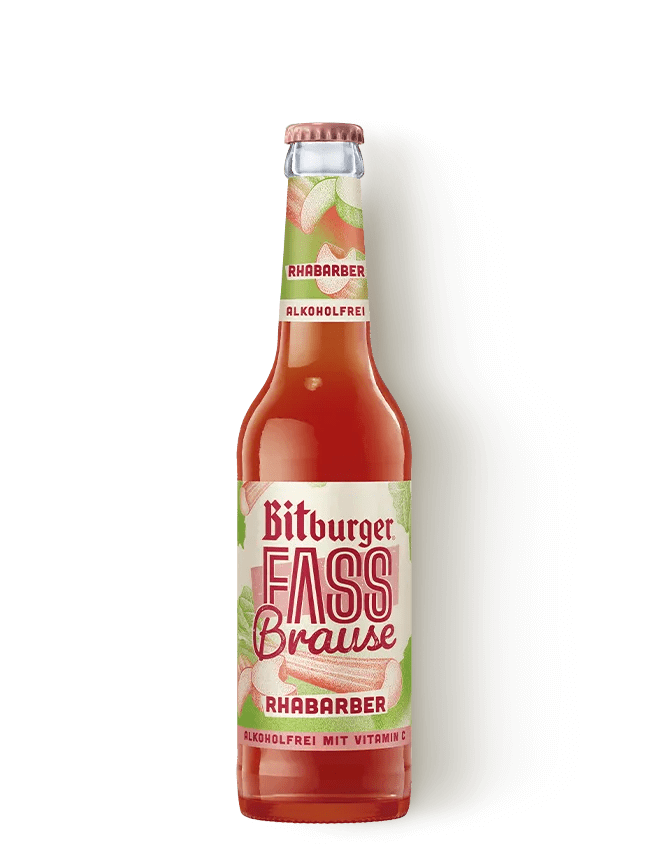 Eine Flasche mit rotem Getränk und Aufschrift: Bitburger Fassbrause Rhabarber