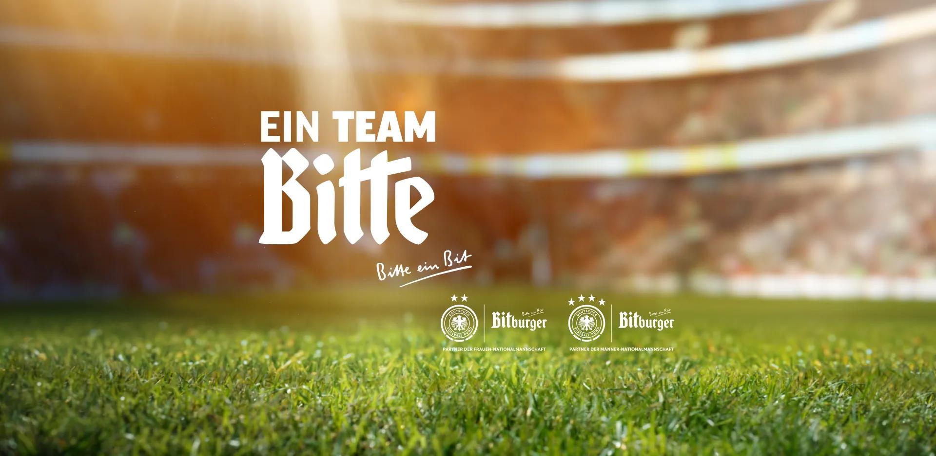 "Ein Team Bitte" steht oben links, darunter "Bitte ein Bit". Unten rechts sind die Partnerlogos des DFB und Bitburger.