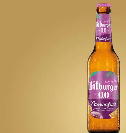 Flasche mit lila Etikett: Bitburger 0.0 Passionfruit.