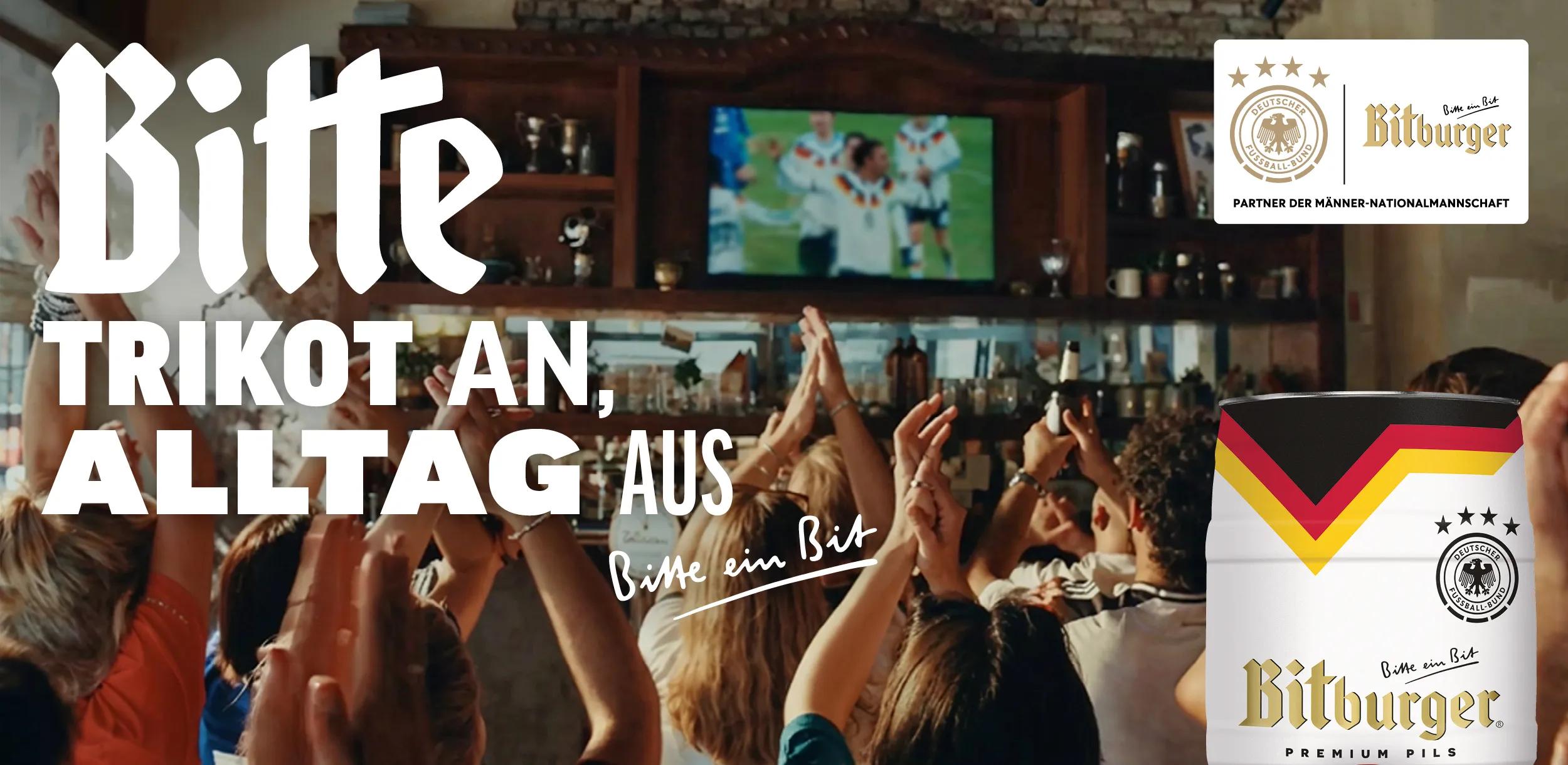 Illustration mit einer jubelnden Menge in einer Kneipe. Darüber Text: Bitte Trikot an, Alltag aus. Rechts oben ein Logo von Bitburger und DFB, darunter eine 5l Fassdose.