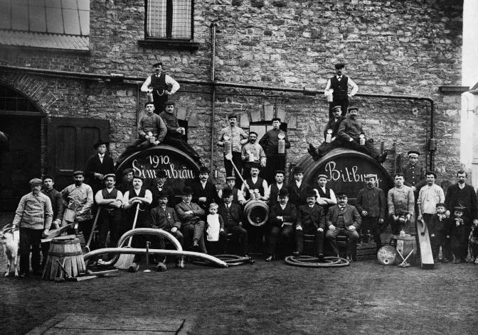 Ein Foto aus dem Jahr 1910 der Mitarbeiter:innen der Bitburger Brauerei.