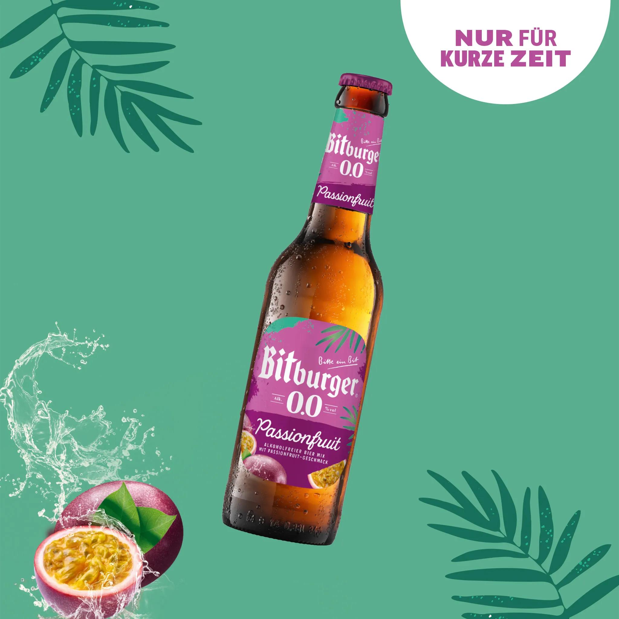 Illustration mit Flasche vor grünem Hintergrund mit lila Etikett: Bitburger 0.0 Passionfruit. Darüber ein Text: Nur für kurze Zeit.
