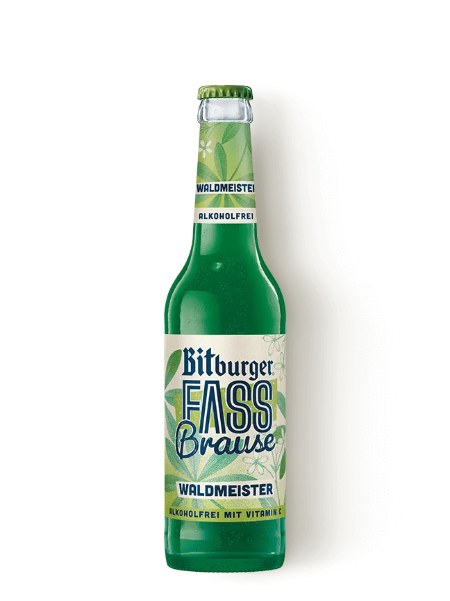 Glasflasche mit grünem Getränk und Aufschrift Bitburger Fassbrause Waldmeister