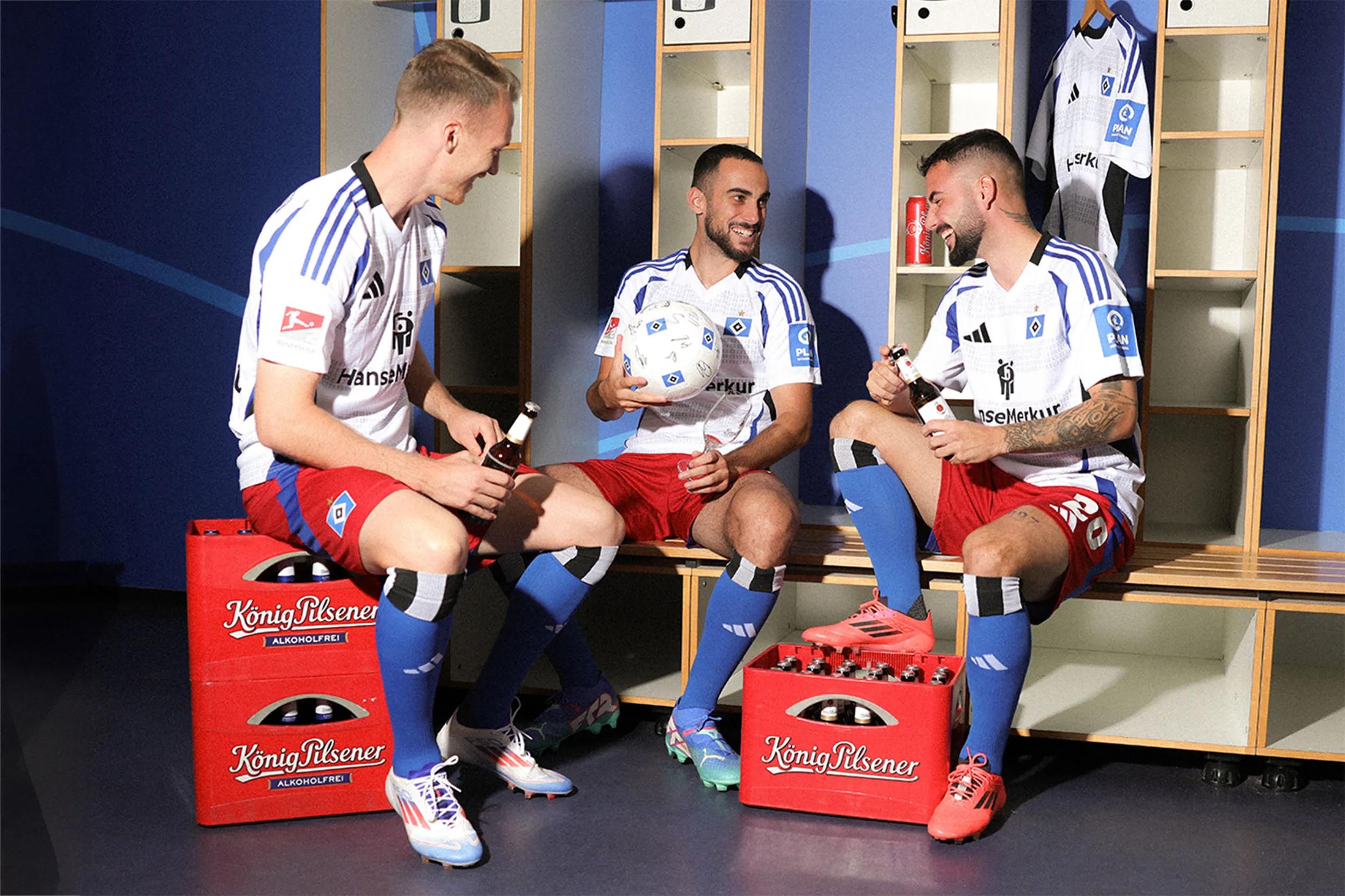 Sponsoring Partner für den Hamburger SV: Spieler in der Kabine unterhalten sich