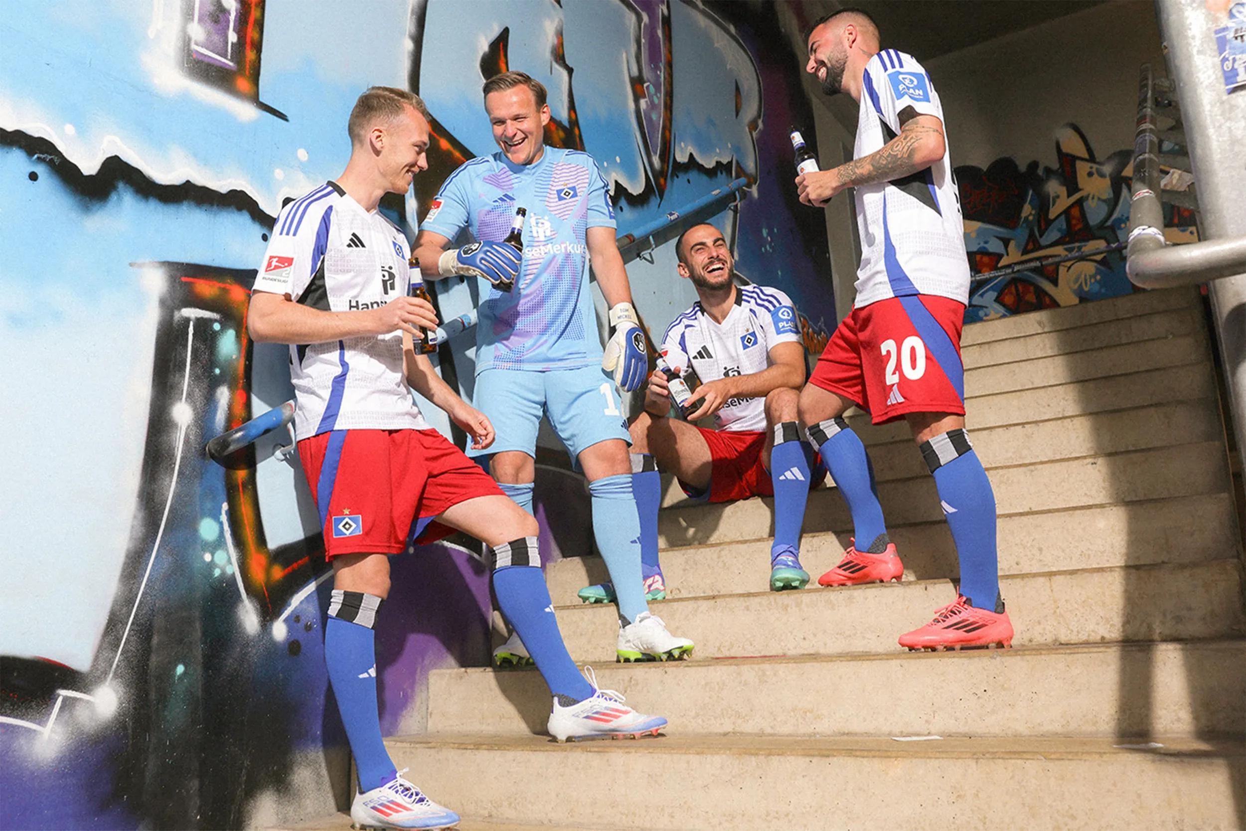 Sponsoring Partner für den Hamburger SV: Spieler stehen auf einer Treppe und unterhalten sich