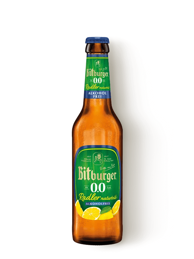 Eine Bierflasche mit Bitburger 0,0% Radler naturtrüb alkoholfrei in der 0,33 l-Flasche. Der Hintergrund ist transparent.