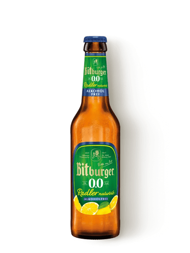 Eine Bierflasche mit Bitburger 0,0% Radler naturtrüb alkoholfrei in der 0,33 l-Flasche. Der Hintergrund ist transparent.