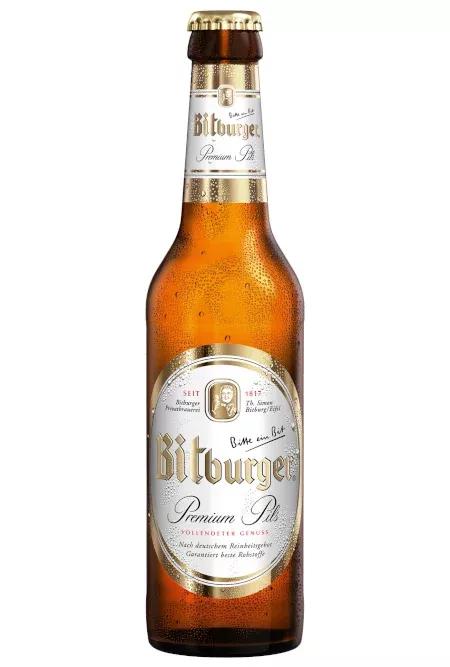 Ein Foto der im Jahr 2001 neugestalten Bitburger Premium Pils Bierflasche.