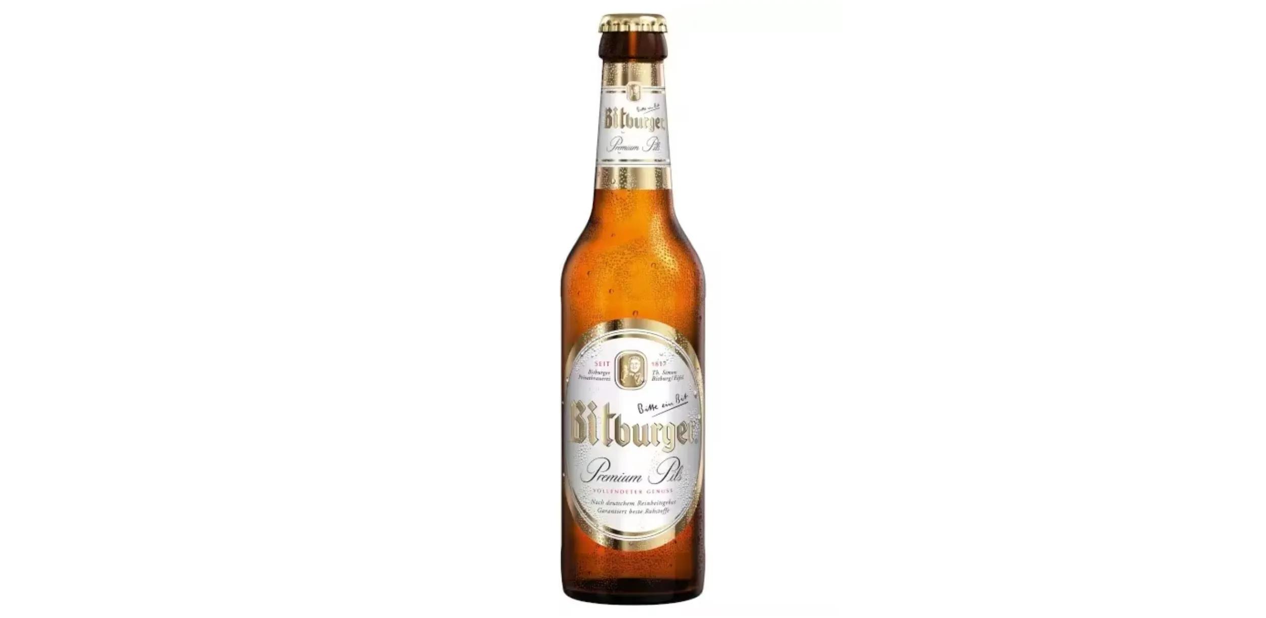 Bitburger Flasche auf weißem Hintergrund.