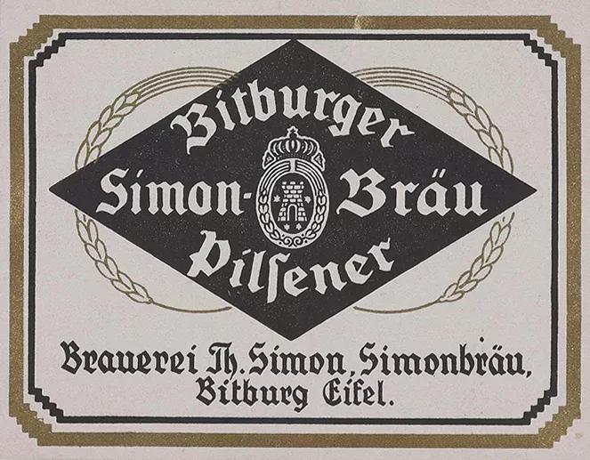 Ein Foto des Bitburger Simonbräu Etiketts.