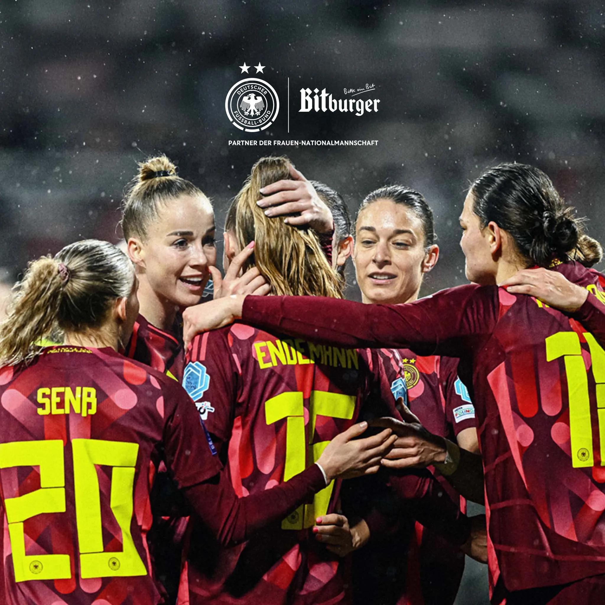 Spielerinnen der DFB-Frauen jubeln nach einem Tor und umarmen sich auf dem Spielfeld.