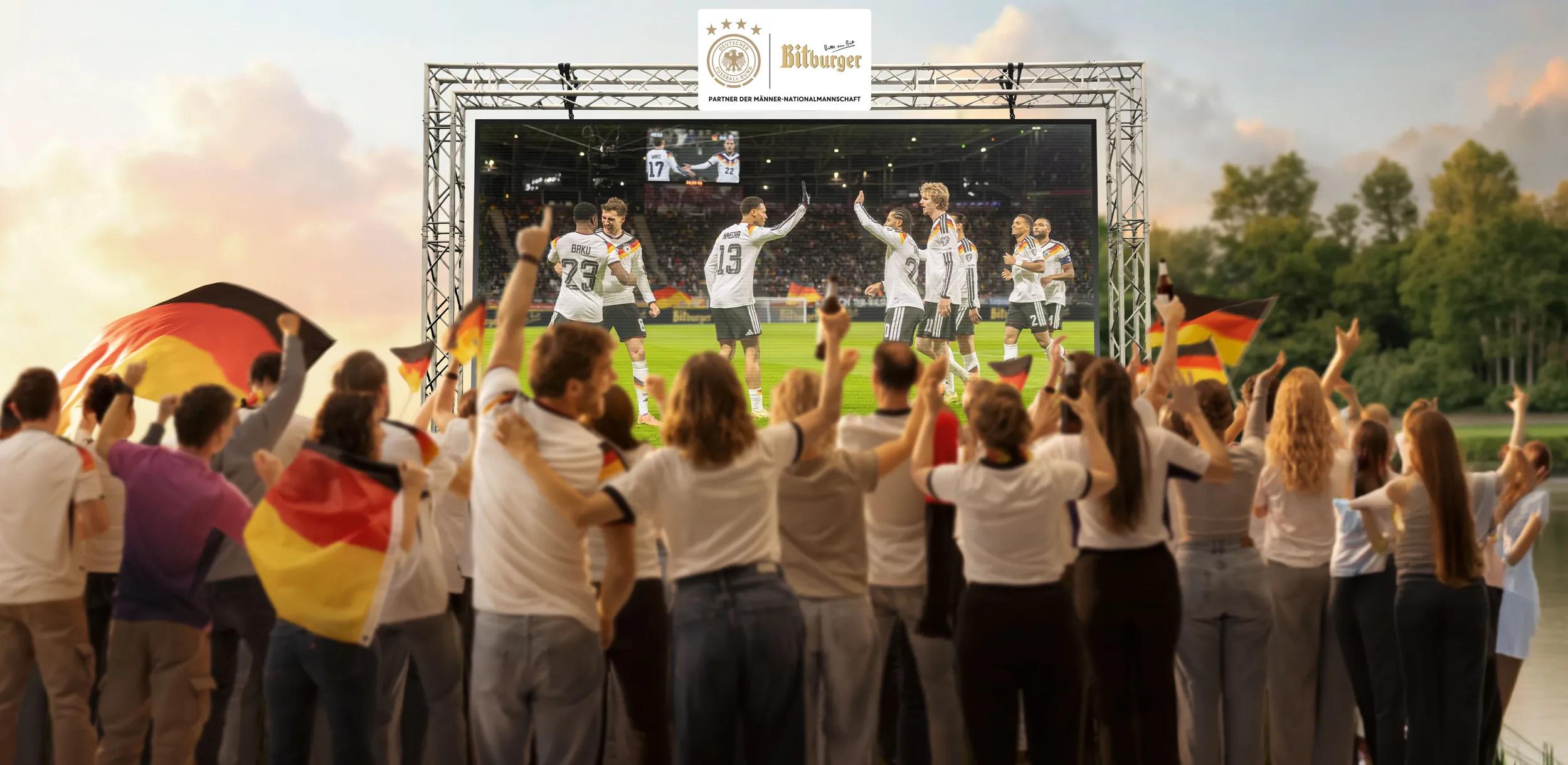 Eine Jubelnde Menge von hinten die auf eine Projektor-Leinwand schaut. Darüber ein Logo des DFB und Bitburger.