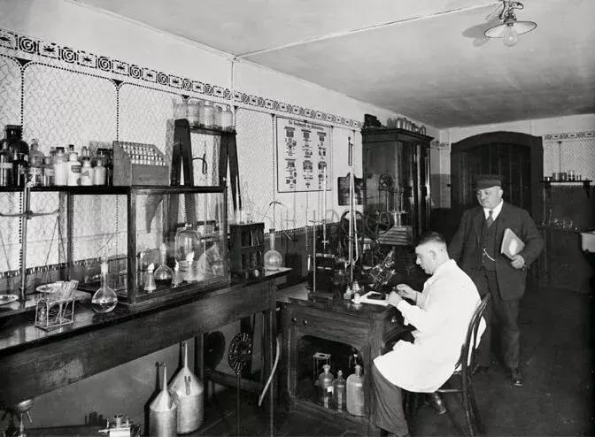 Ein Foto des alten Labors von Bitburger aus dem Jahr 1921.