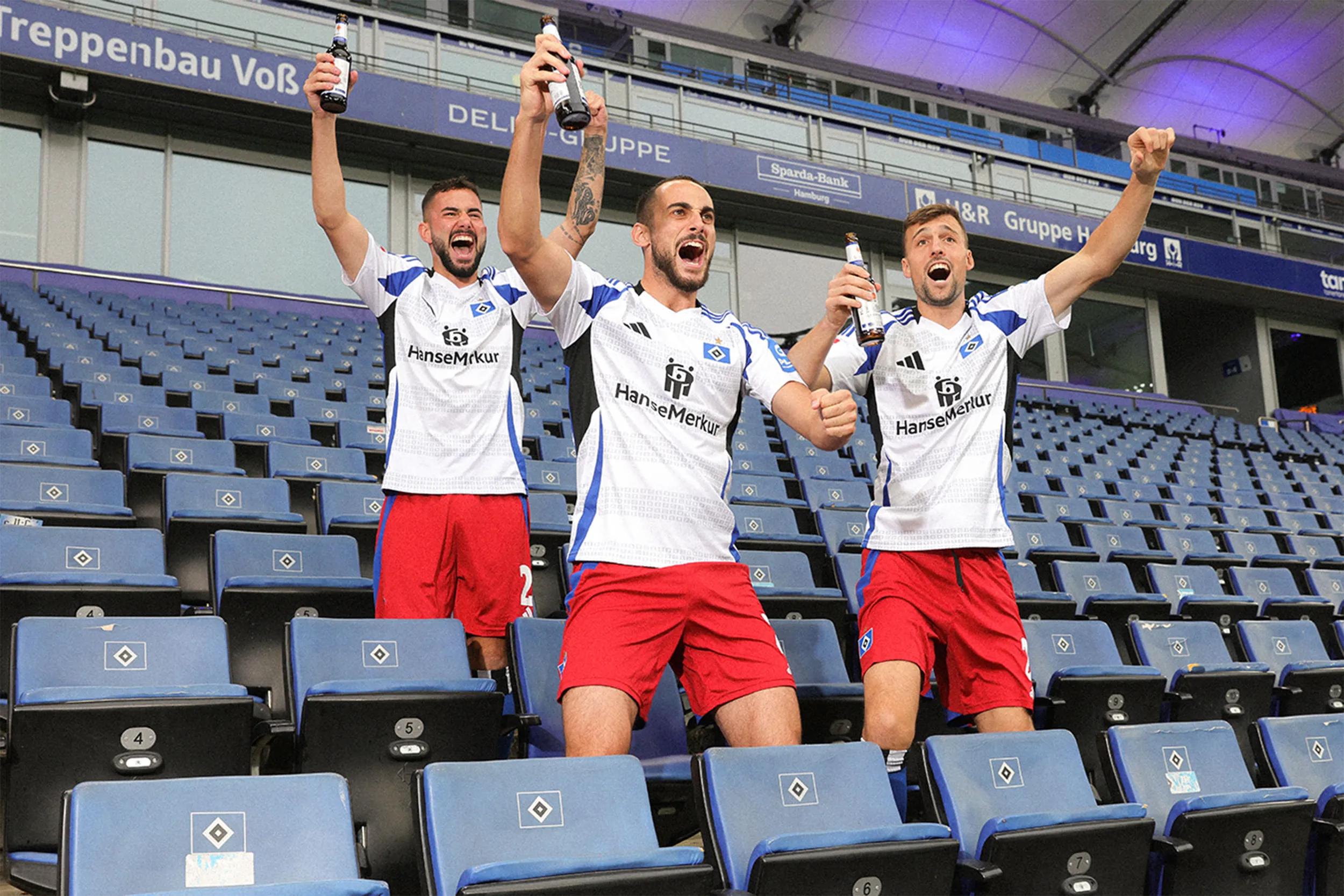 Sponsoring Partner für den Hamburger SV: Spieler jubeln auf der Tribüne im Stadion