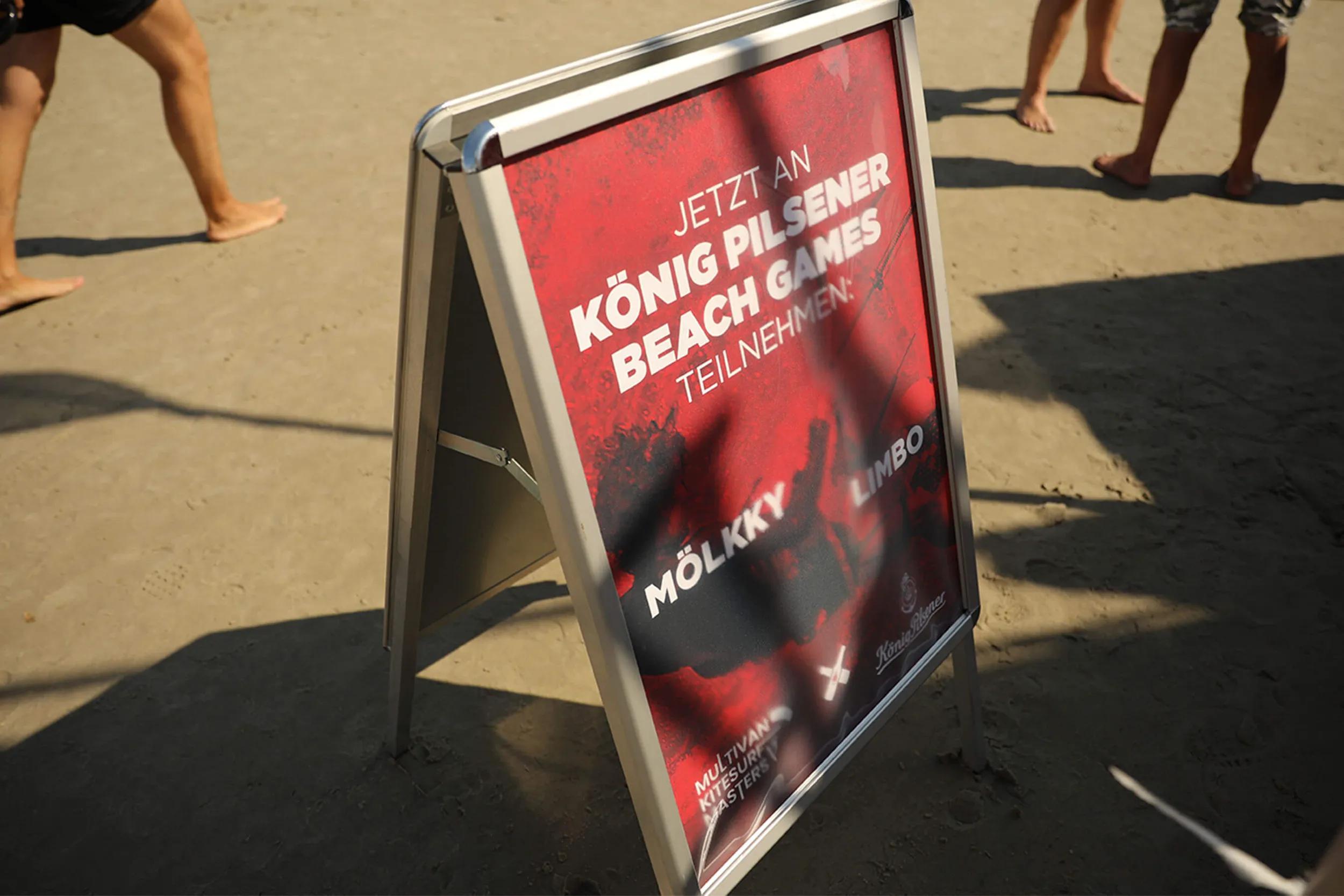 Aufsteller mit Hinweis auf die König Pilsener Beach Games.