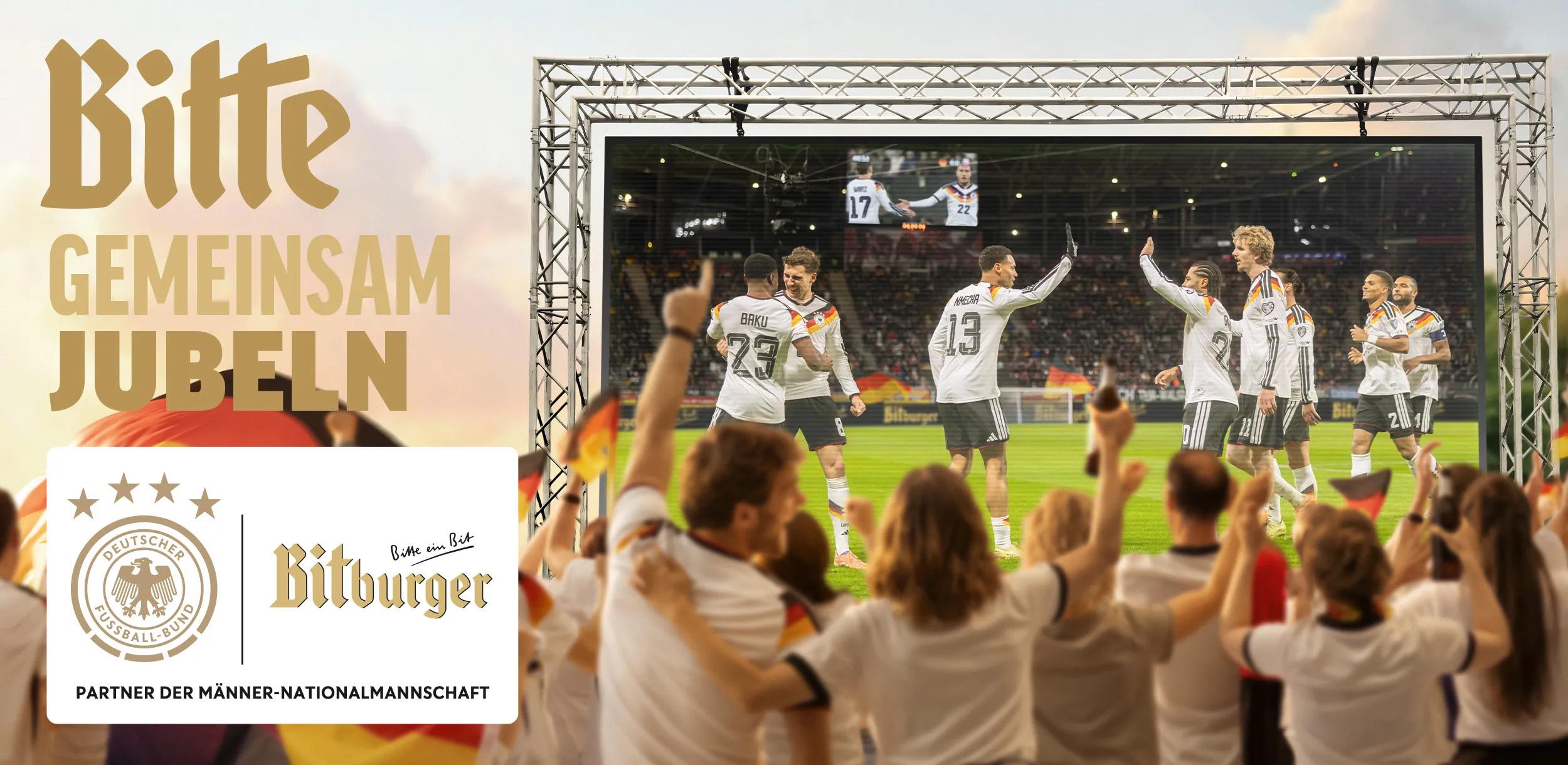 Eine Jubelnde Menge von hinten die auf eine Projektor-Leinwand schaut. Darüber ein Logo des DFB und Bitburger. Text: Bitte gemeinsam jubeln.
