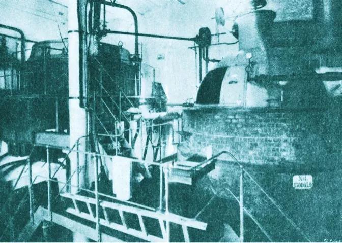 Eine alte verschwommene Fotografie (schwarz/weiß mit leichtem blaufilter) des Bitburger Sudhauses von 1883, in dem der erste Sud nach Pilsener Art gebraut wurde.