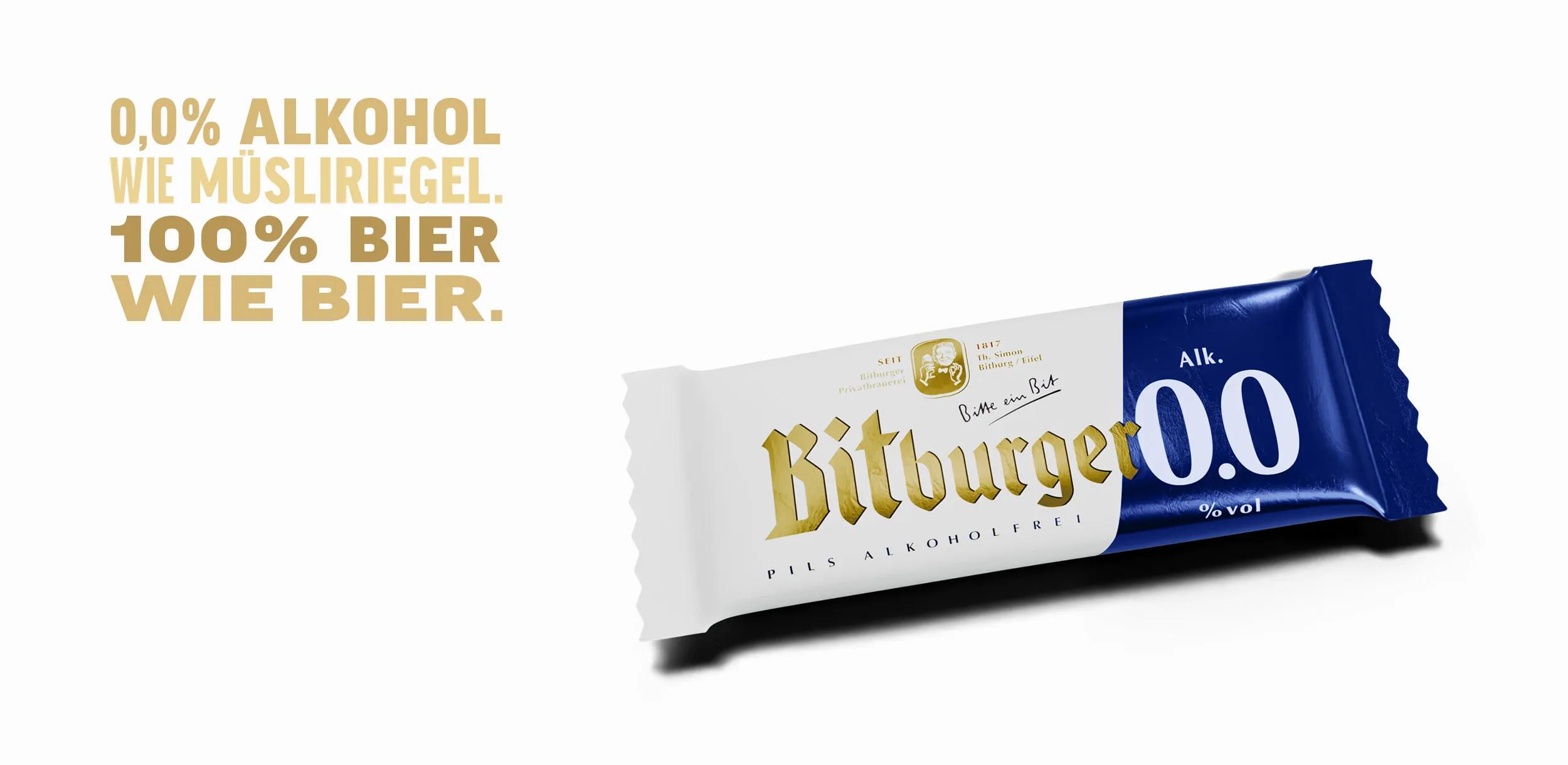 Links oben steht in goldener Schrift: „0,0% ALKOHOL WIE MÜSLIRIEGEL. 100% BIER WIE BIER.“ Rechts unten liegt eine Verpackung, die optisch einem Müsliriegel ähnelt, aber mit der Bitburger 0.0%-Marke gestaltet ist. Die Verpackung kombiniert Weiß, Gold und Dunkelblau und trägt die Aufschrift „Bitburger Pils Alkoholfrei 0.0% vol“. Der Hintergrund ist weiß.